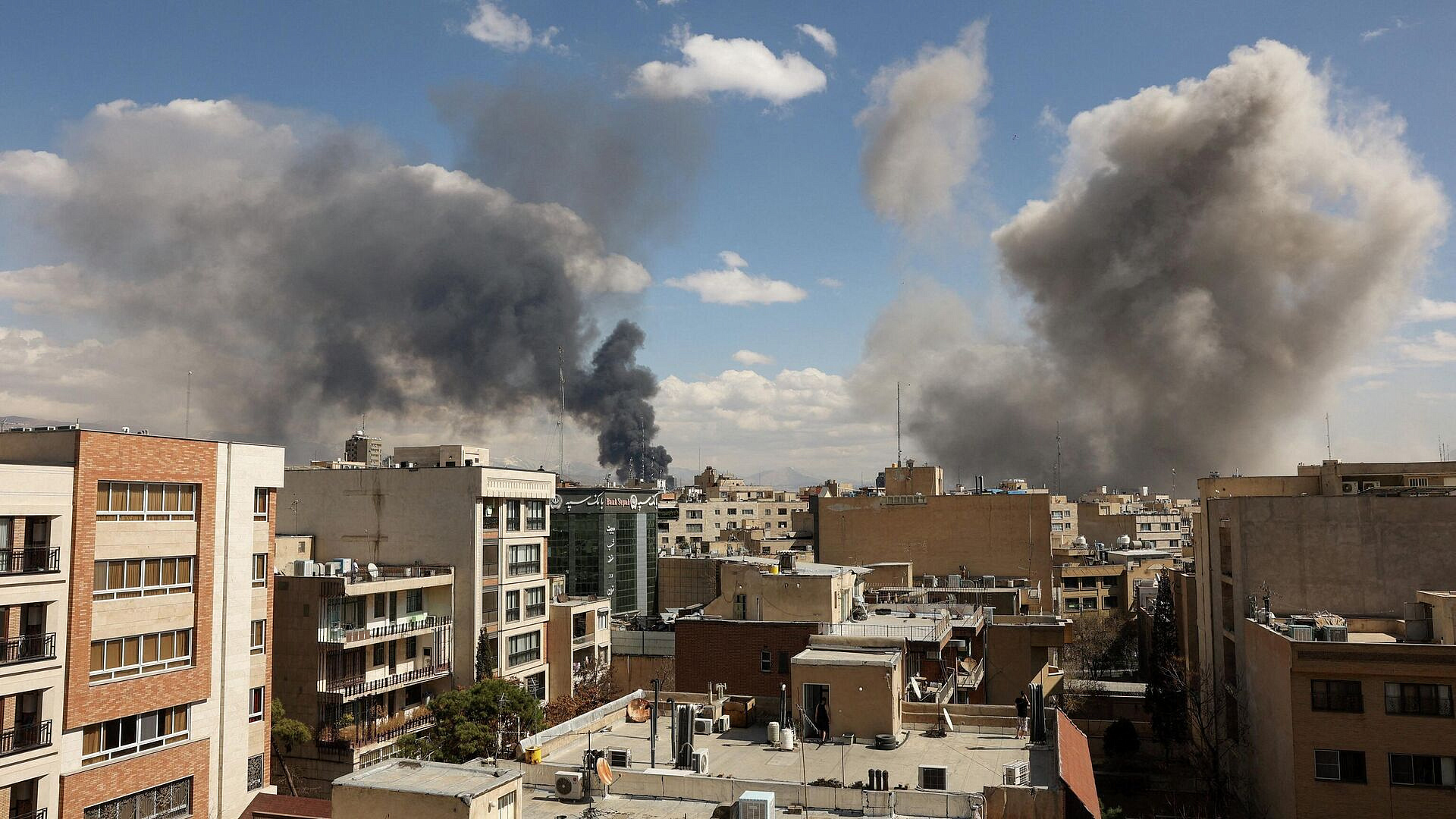 Израиль сообщил об ударах по правительственным зданиям в Тегеране