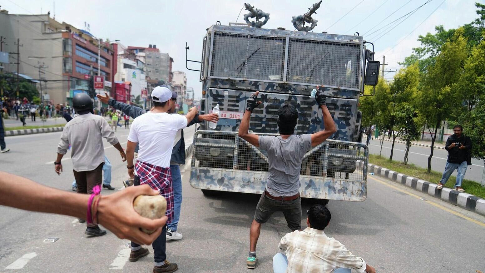 Число погибших при столкновениях в Непале возросло до шести