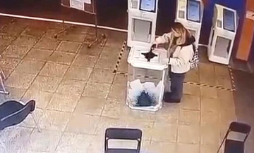 Появились кадры инцидента с краской на избирательном участке в Москве