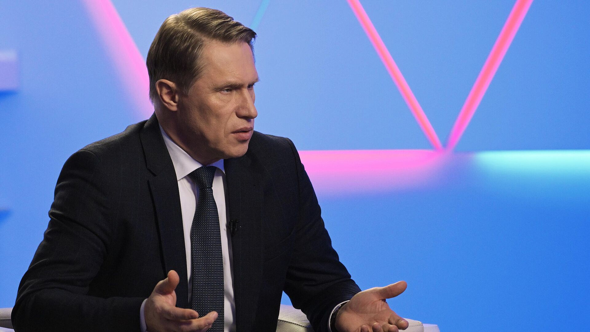 Медицина остается вне политики, заявил Мурашко