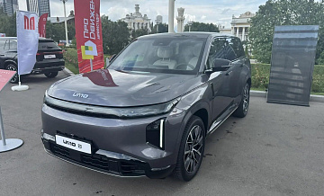 На ВДНХ показали гибридный кроссовер UMO 8
