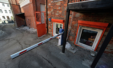 Россиян предупредили о штрафах за незаконную установку шлагбаума