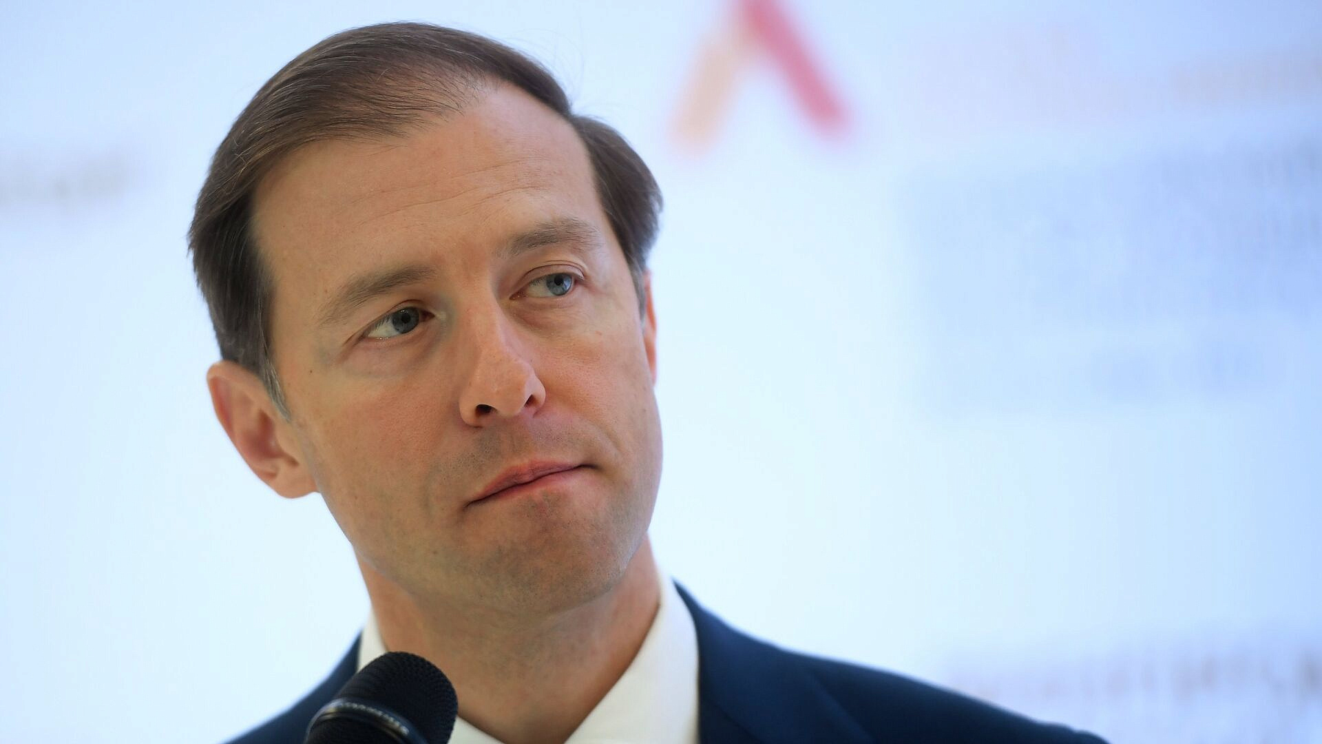 Россия организует морские контейнерные линии в Катар, сообщил Мантуров