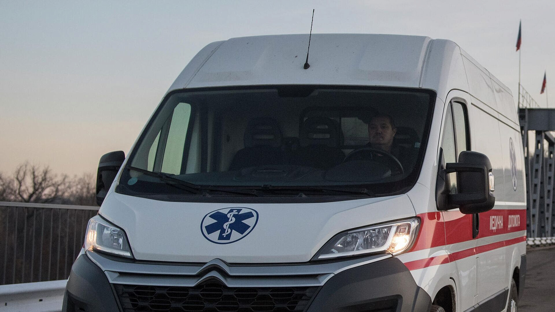 Украинский беспилотник атаковал автомобиль в Северодонецке