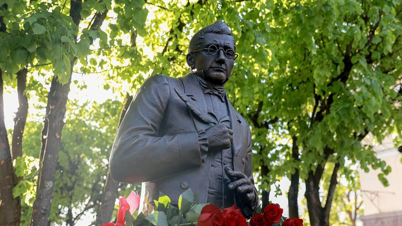 Бюст Александру Грибоедову установили в Смоленске