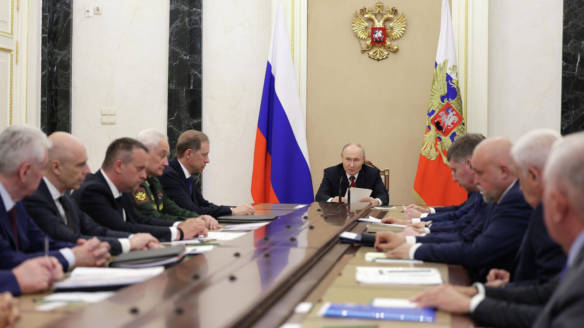 Путин поручил соблюдать графики поставок топлива для АПК