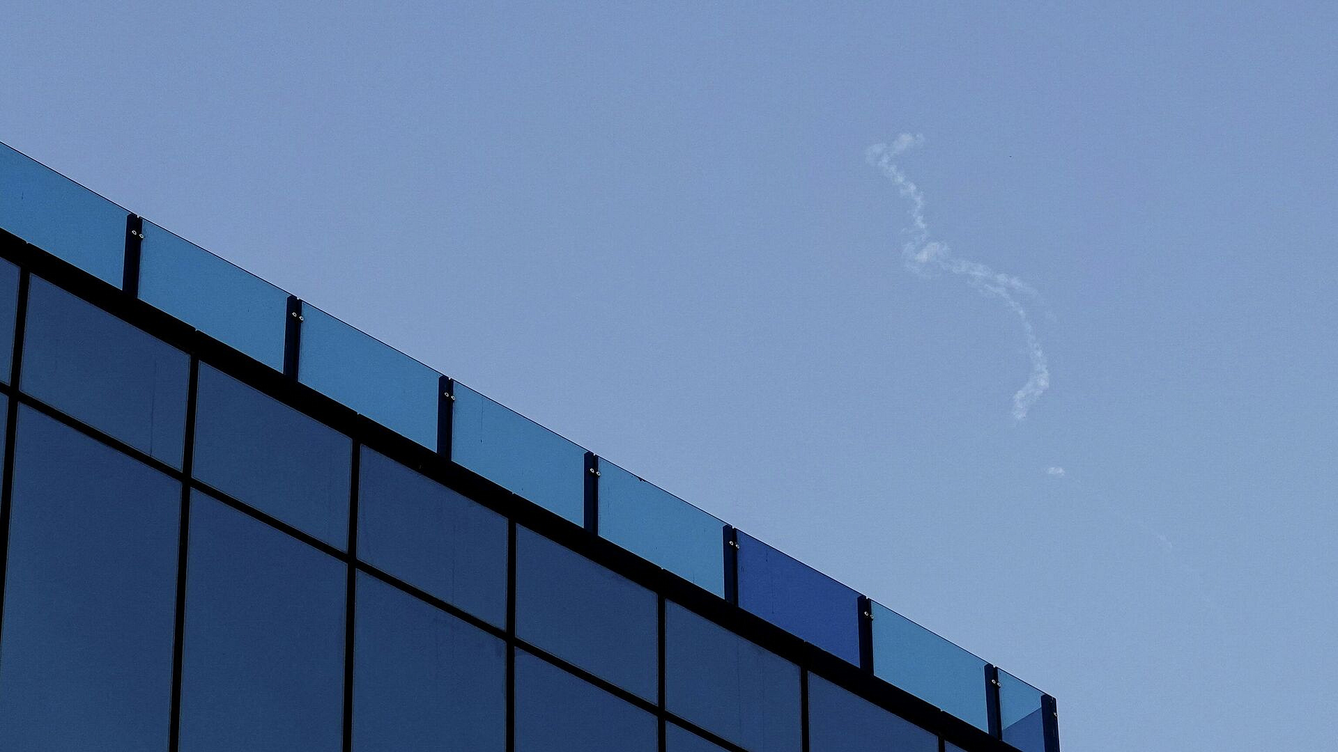 При атаке на аэропорт Абу-Даби погиб человек