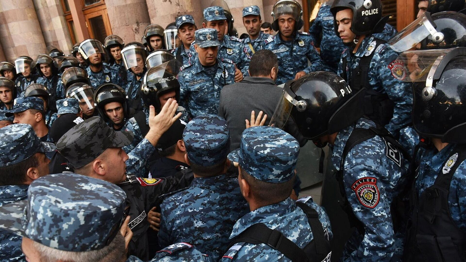 В Эчмиадзине задержали потенциальных участников акции протеста