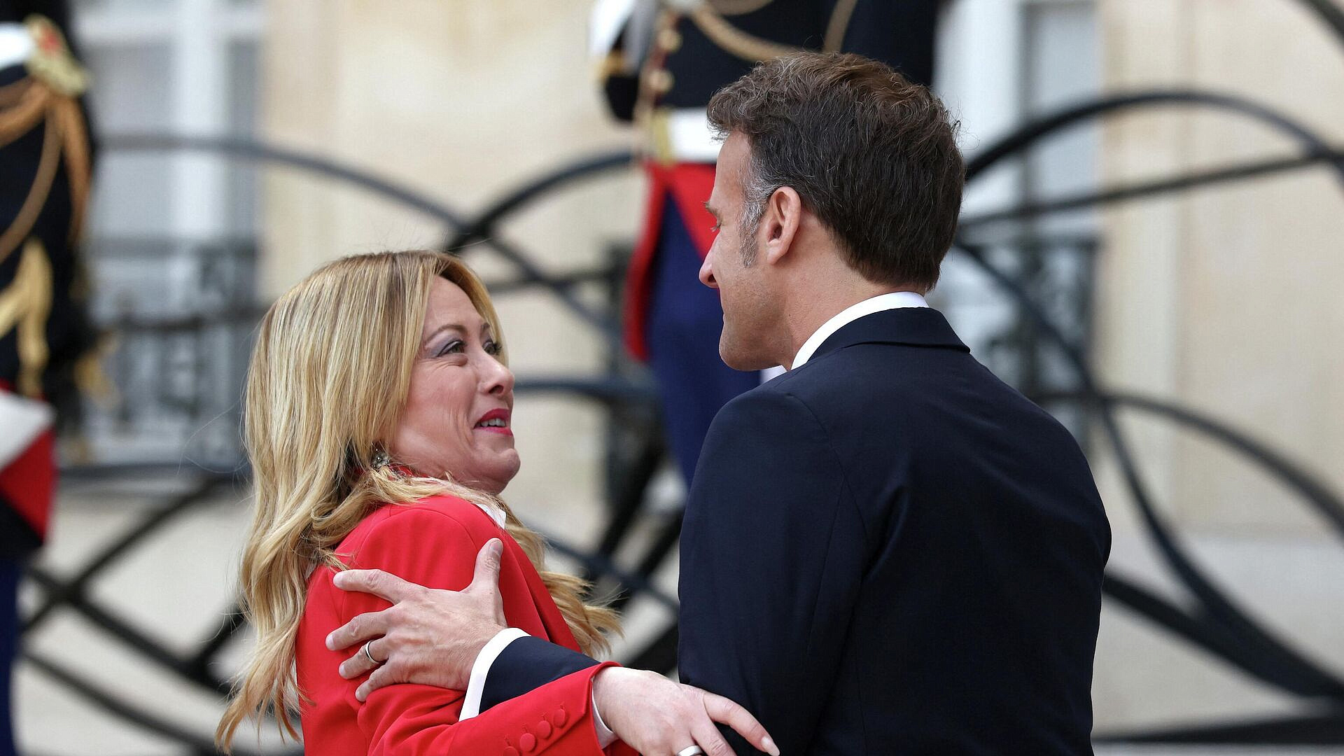 Макрон шокировал Мелони неприличным поведением
