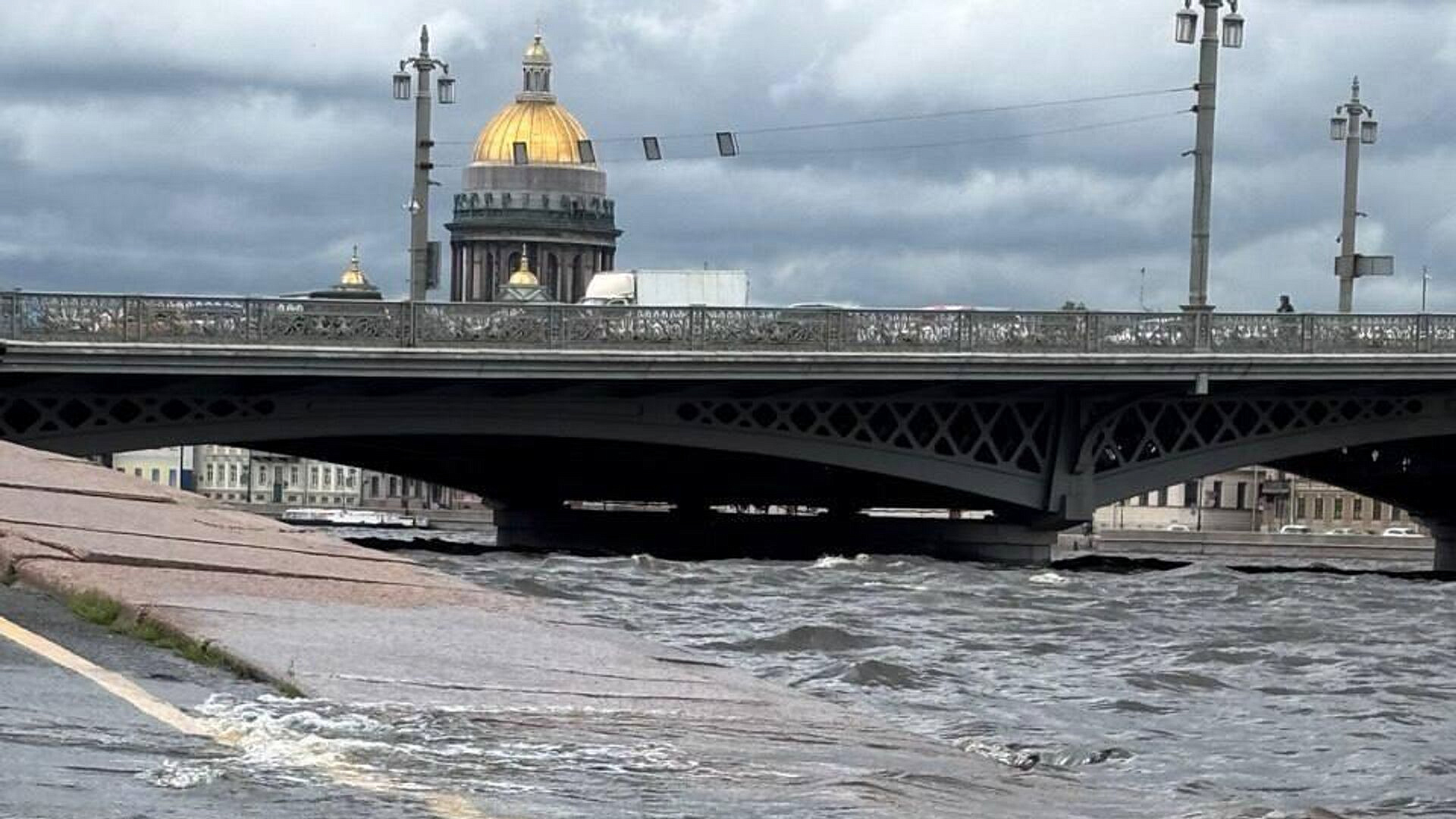 В Петербурге сильный ветер валит деревья
