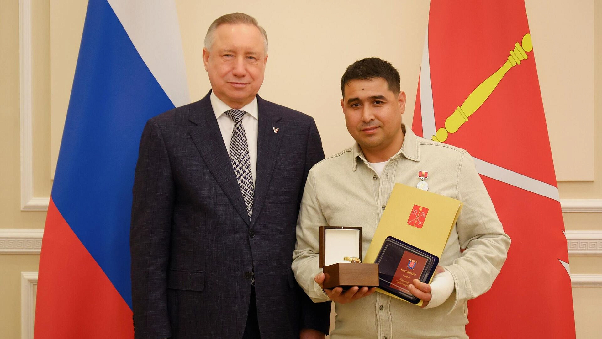 Дворника, спасшего ребенка в Петербурге, наградили знаком отличия