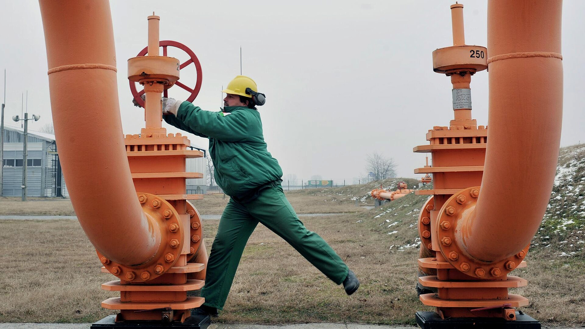 В ЕК объяснили, почему в новом пакете санкций не запретили газ из России