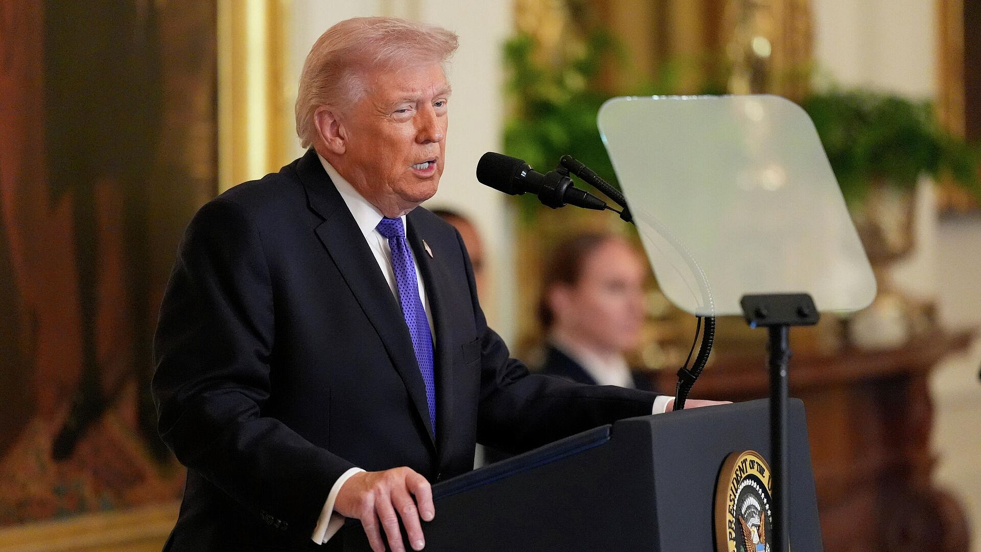 Трамп появился на мероприятии в Белом доме с крупным раздражением на шее