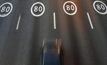 Замначальника ГАИ считает нужным повысить ограничения скорости