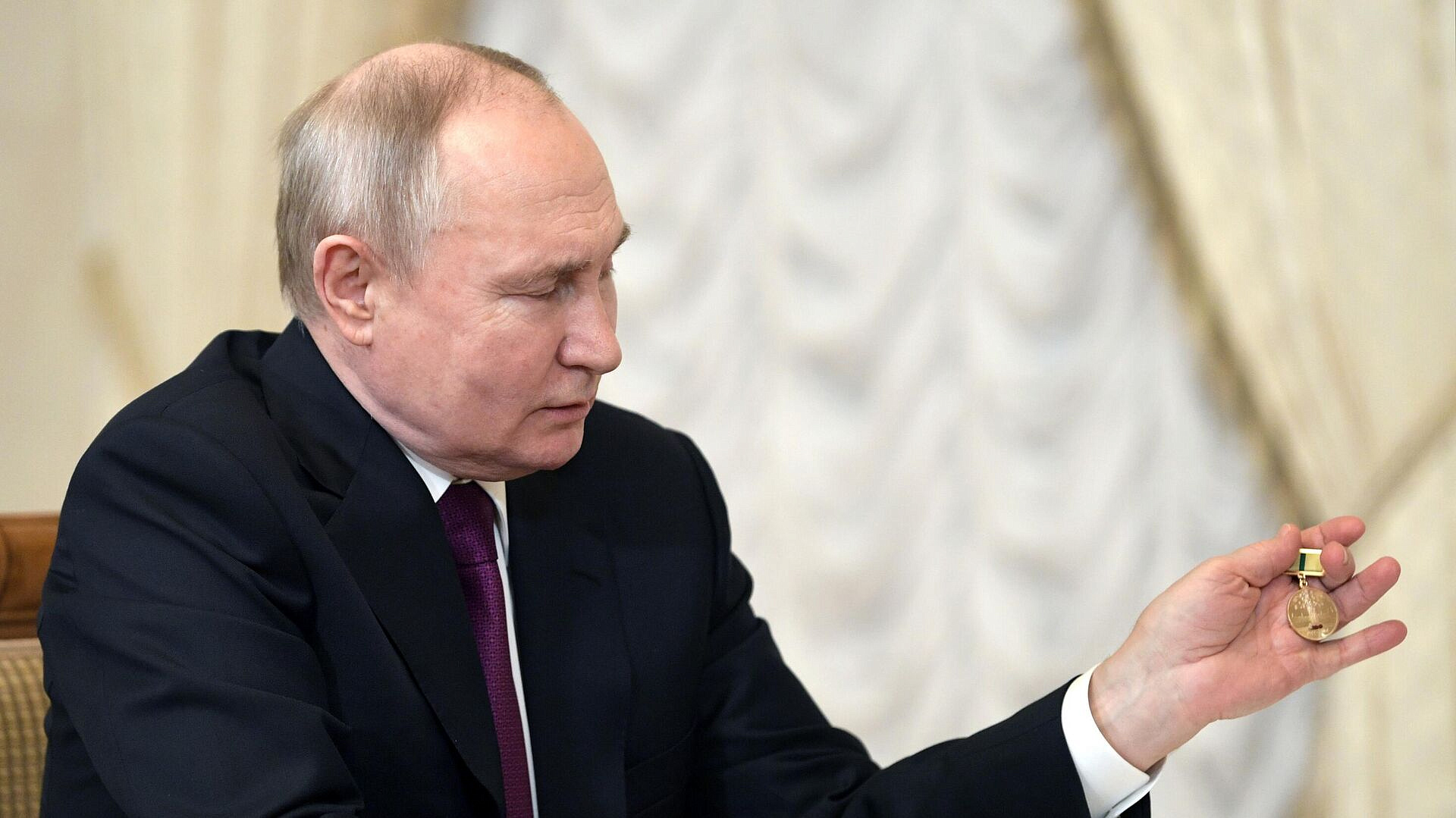 Путин провел рабочую встречу с губернатором Санкт-Петербурга