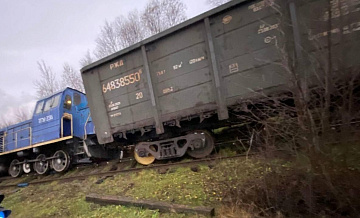 В Ленинградской области тепловоз с полувагоном сошли с рельсов