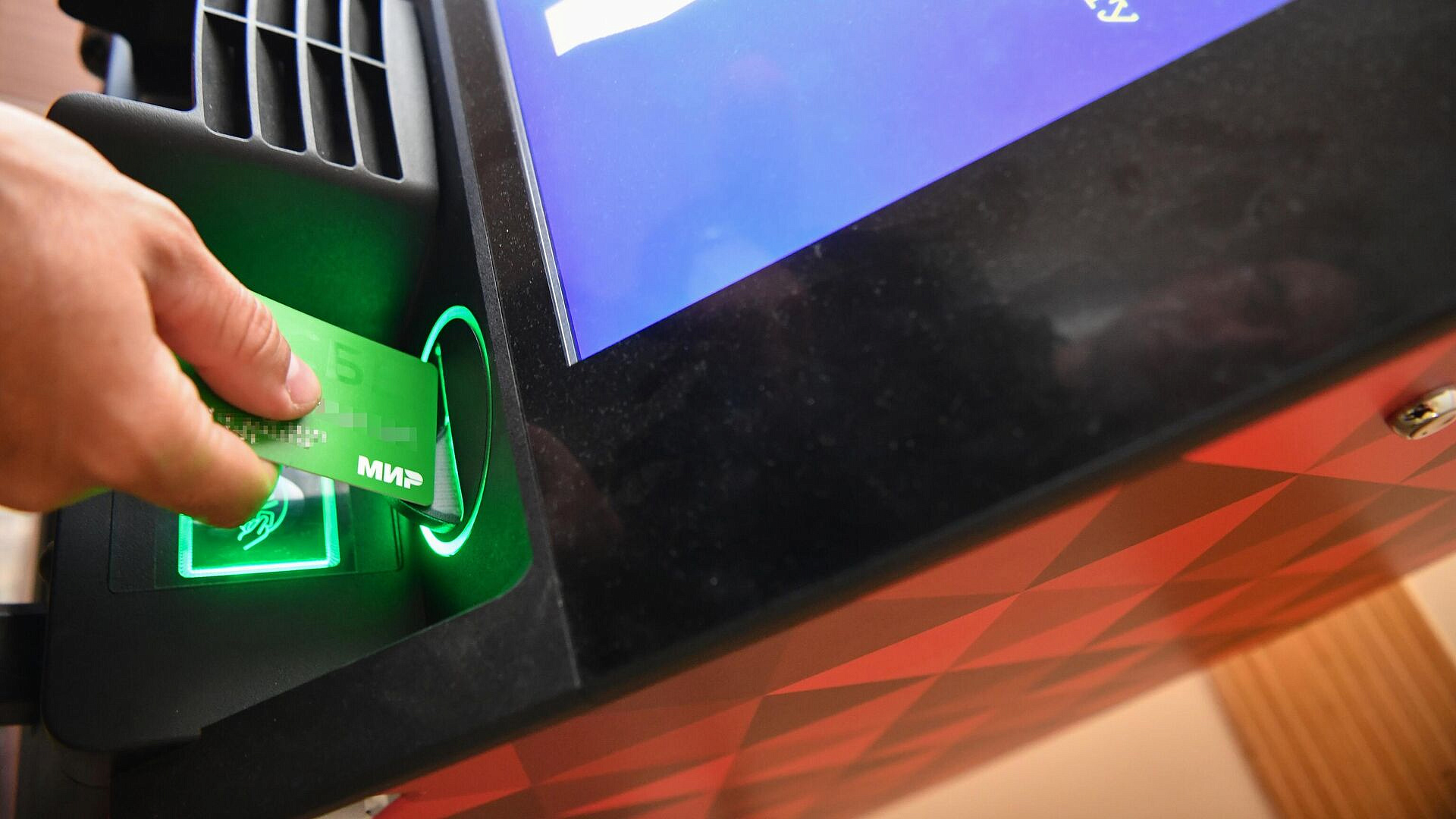 СМИ: карты "Мир" перестанут работать в банкоматах банков в Армении