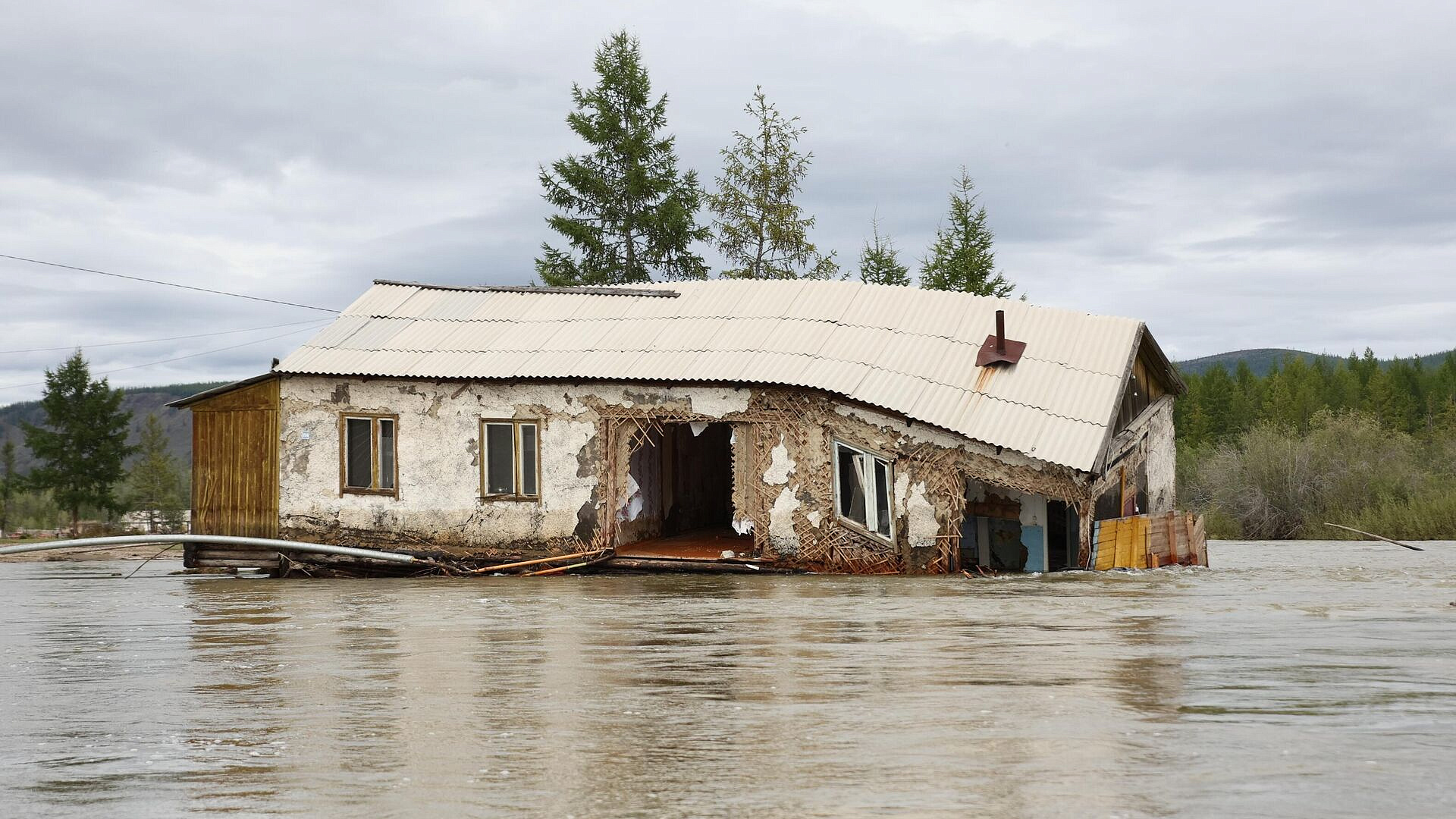 В Якутии более 1,2 тысячи человек получили выплаты из-за летнего паводка