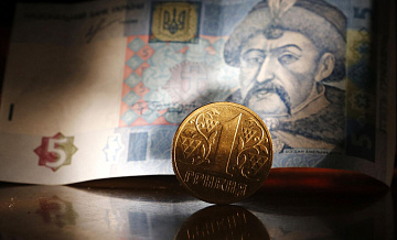 Гривна вошла в десятку самых слабых валют мира, заявил украинский экономист