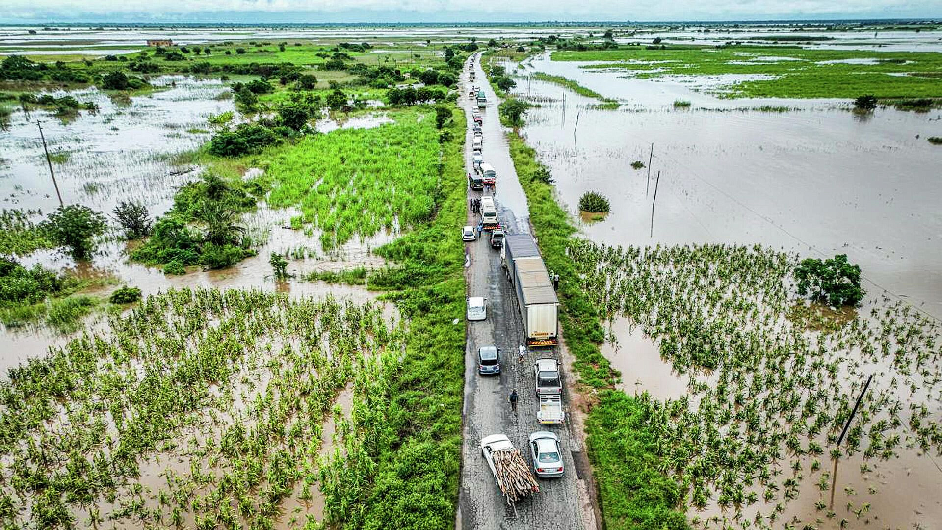 МЧС доставило в Мозамбик 29 тонн гумпомощи для пострадавших от наводнения