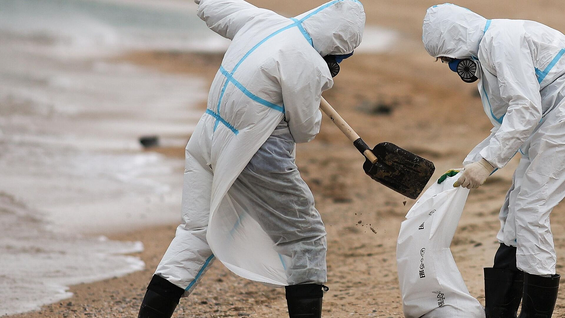 Оперштаб Кубани рассказал о новых выбросах мазута в Анапе