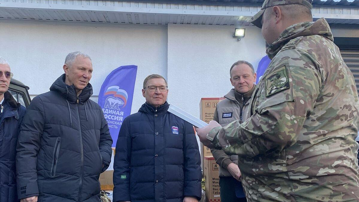 "Единая Россия" и фонд "Наша Правда" передали автомобиль разведчикам 