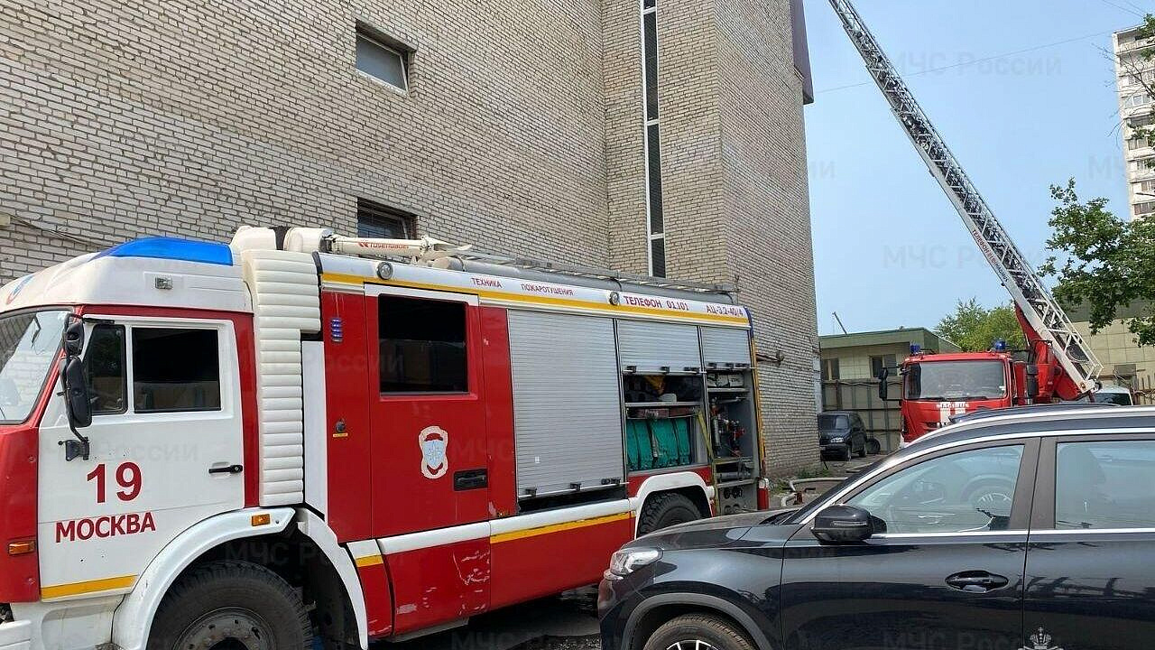 Электросамокат, предварительно, стал причиной пожара на парковке в Москве