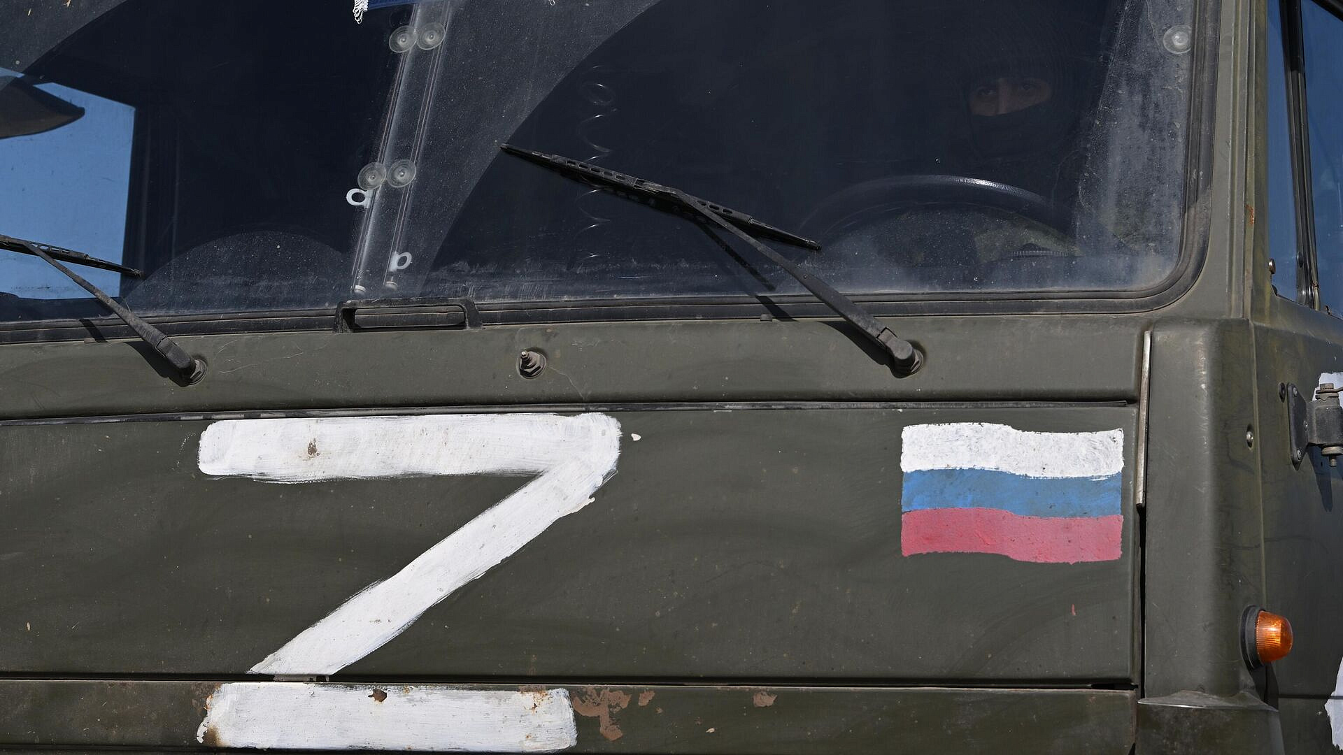Водитель "Камаза" ВС России на большой скорости увернулся от дрона