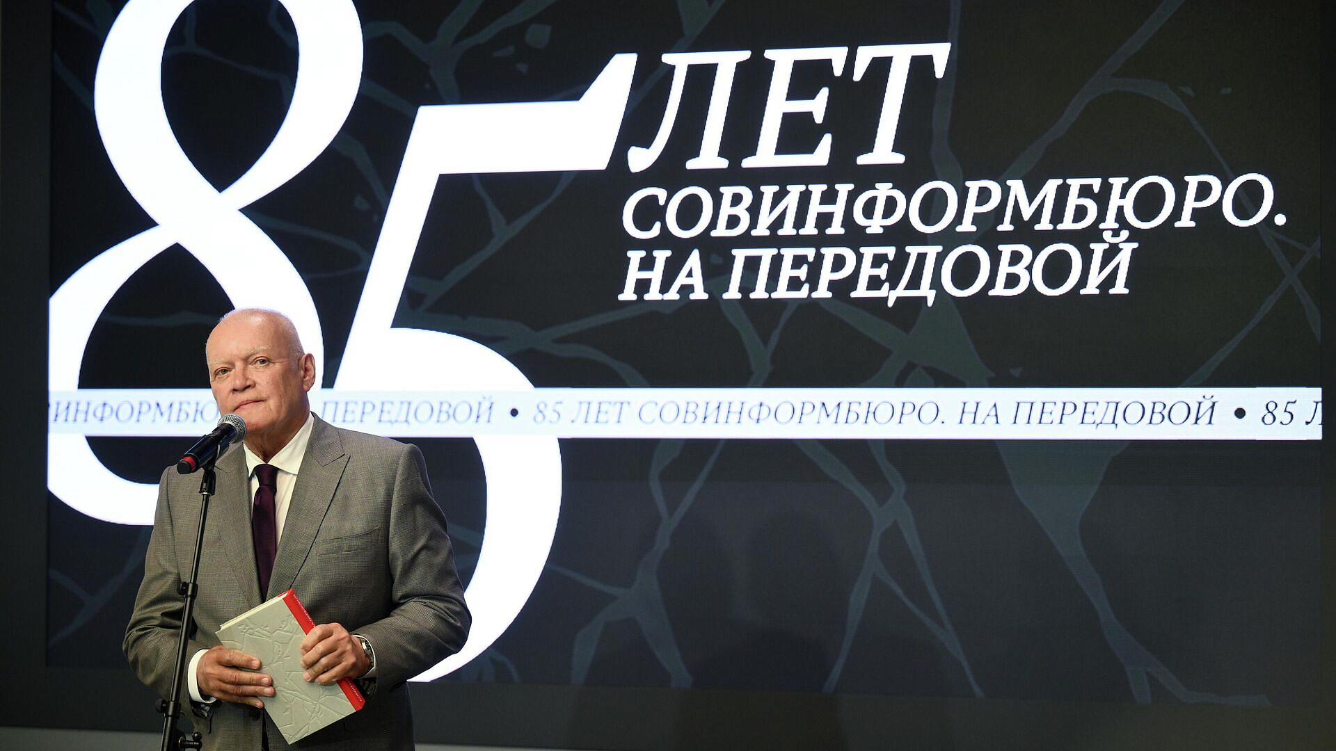 Работы военкоров вошли в книгу "На передовой" к 85-летию Совинформбюро