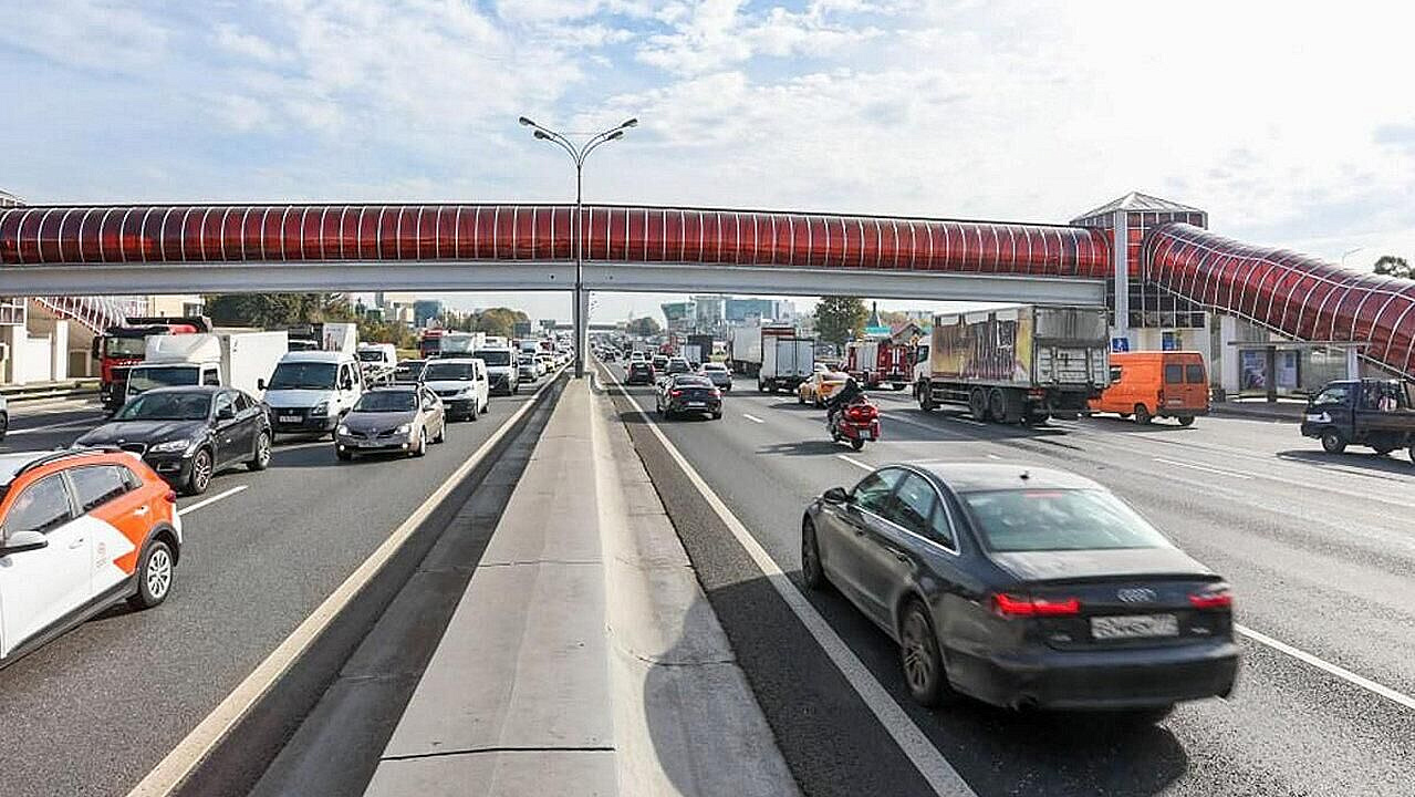 Замену остекления завершили на 13 надземных пешеходных переходах в Москве