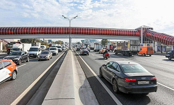 Замену остекления завершили на 13 надземных пешеходных переходах в Москве