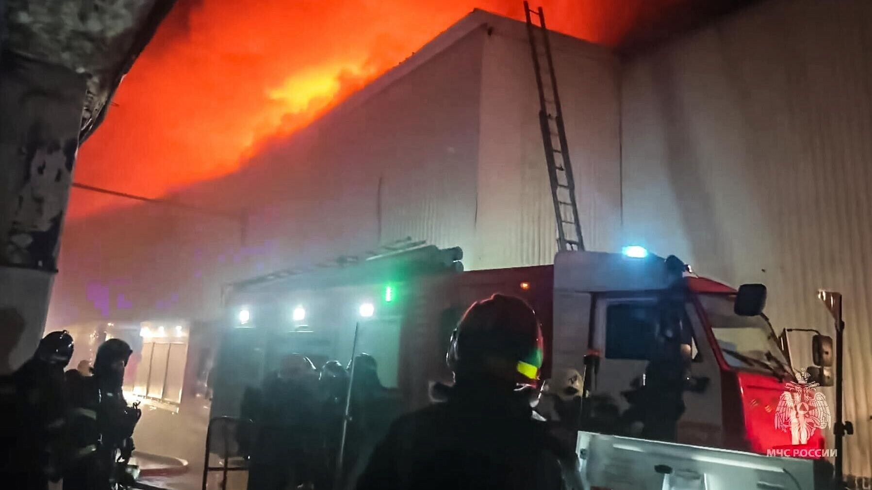 Площадь пожара на востоке Москвы выросла до трех тысяч "квадратов"
