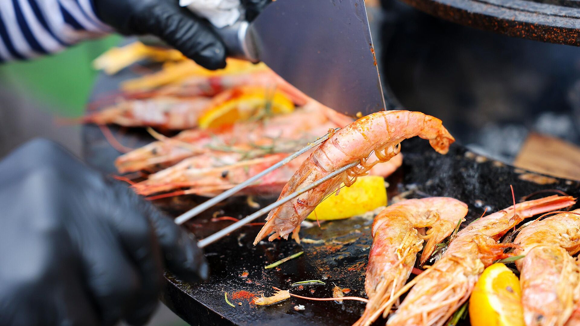 Ученые выяснили, что вирус от морепродуктов стал вызывать заболевания глаз