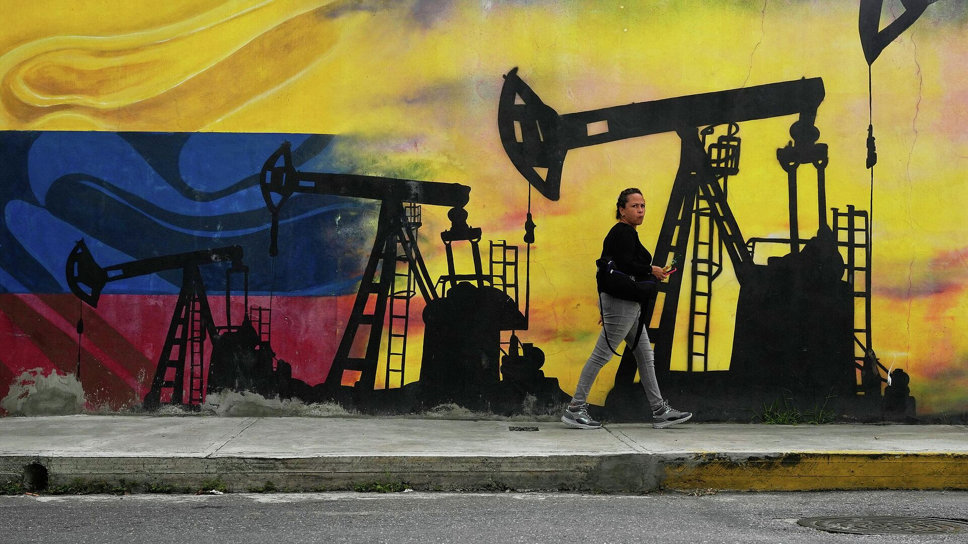 Минфин США разрешил проводить операции с нефтегазовым сектором Венесуэлы