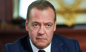 Пока одни страны хотят мира, Франция готовится к войне, заявил Медведев