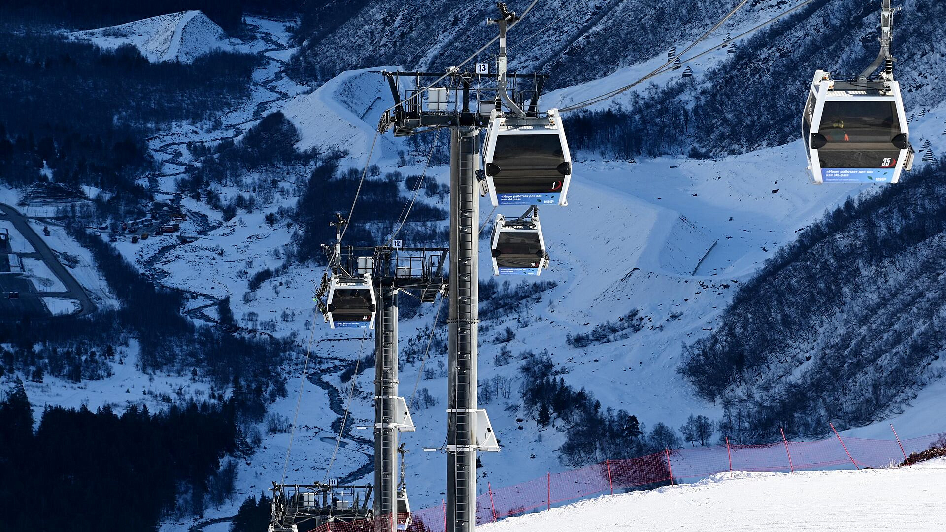 На Эльбрусе все очереди канатной дороги закрыли из-за сильного ветра