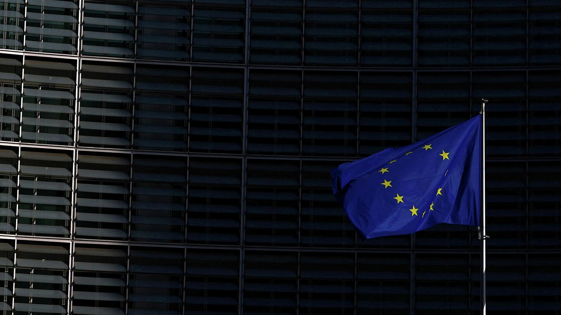 Тон обсуждений Венгрии в ЕС стал более резким, пишет Politico