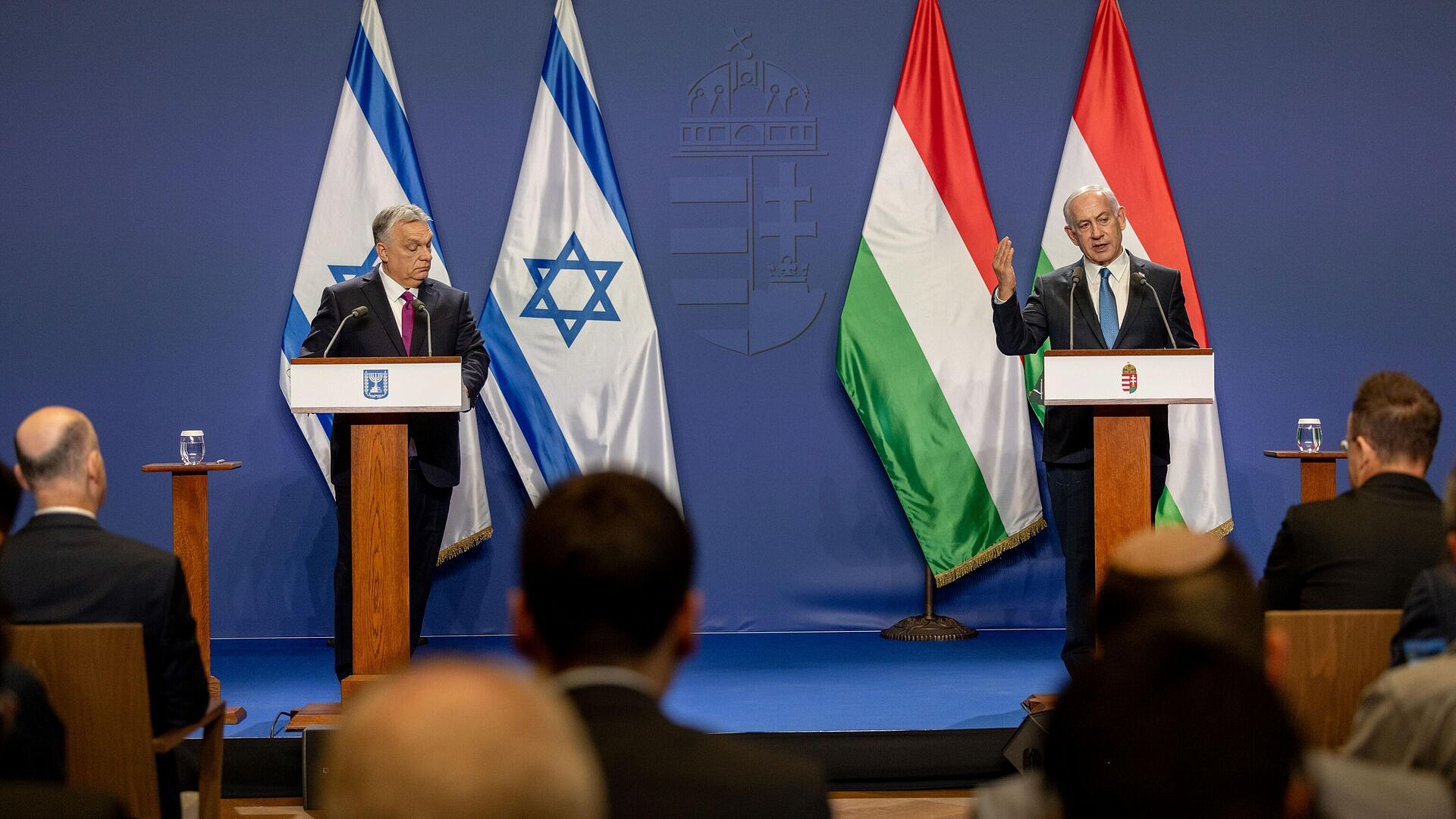 Нетаньяху на пресс-конференции с Орбаном выступал под флагом Венгрии