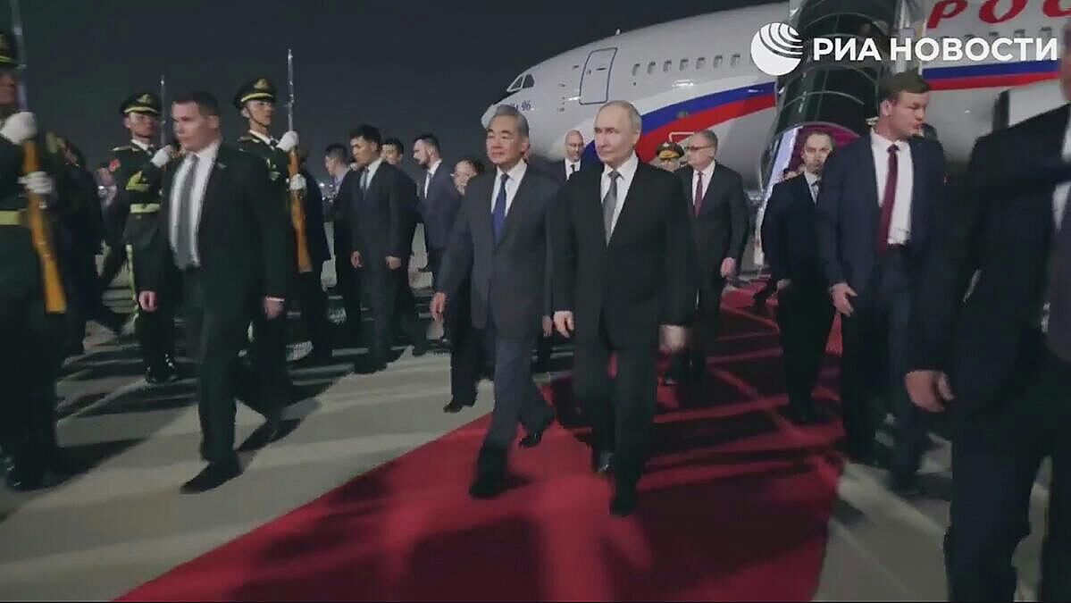 Путин перемещается по Пекину на Aurus с китайскими номерами
