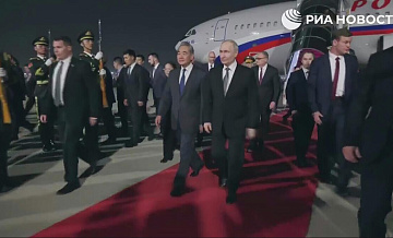 Путин перемещается по Пекину на Aurus с китайскими номерами