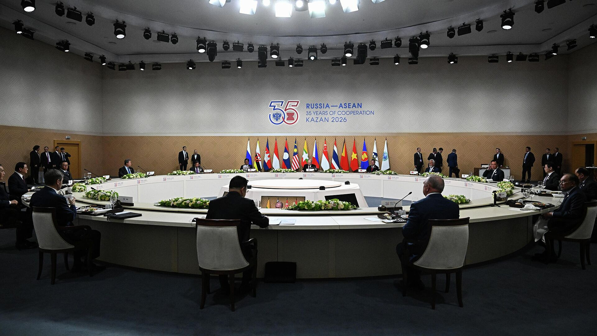 Россия содействует АСЕАН в атомной энергетике, заявил Путин