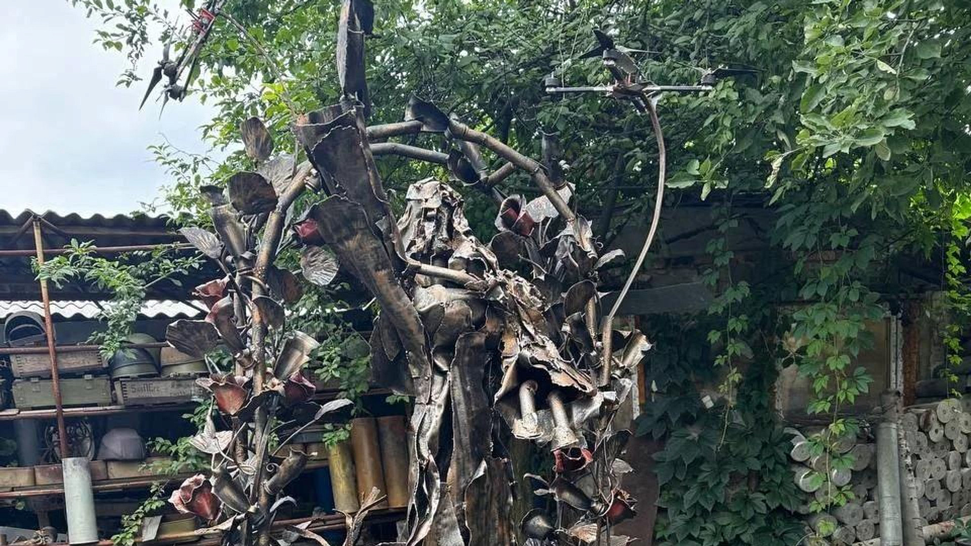Кузнец из Донецка создал памятник погибшим при атаке ВСУ на Старобельск