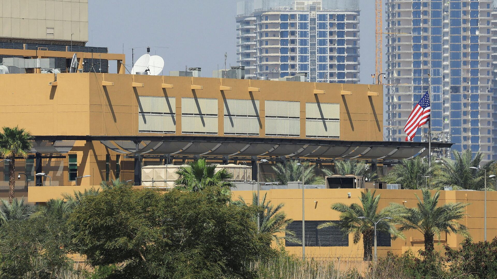 СМИ: в районе генконсульства США в Ираке слышны взрывы