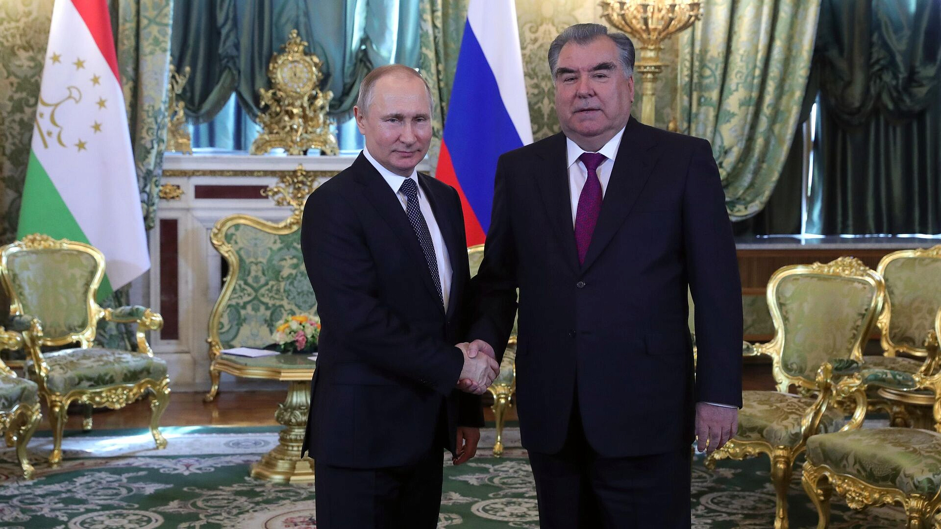 Путин и Рахмон провели неформальный обед в ботаническом саду