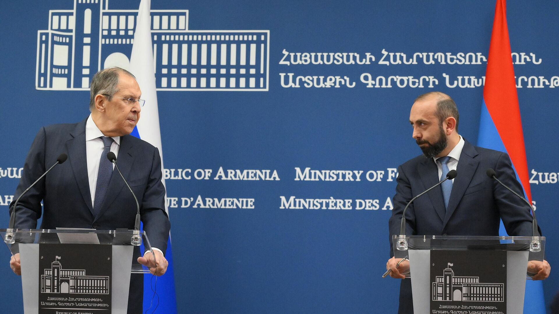 Лавров обсудил с армянским коллегой реализацию возможностей платформы "3+3"