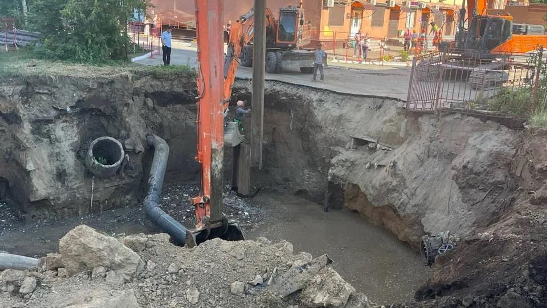 В Новосибирске укрепляют стенки котлована после провала грунта