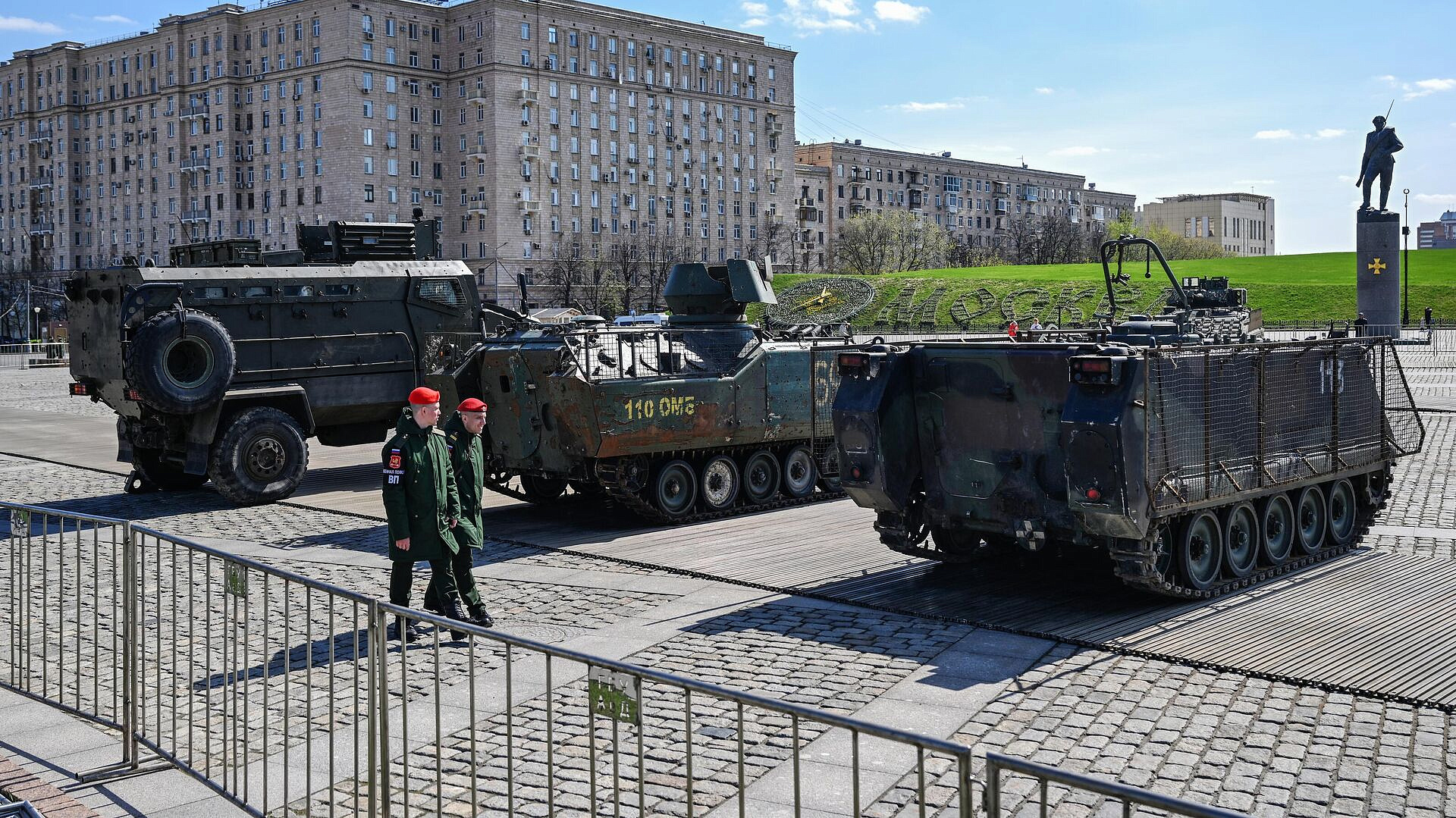 Захваченный в зоне СВО танк Abrams привезли на выставку на Поклонной горе