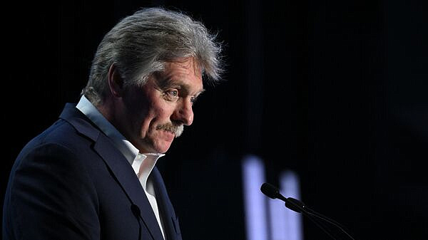 Макрон продолжает вовлекать Францию в украинский конфликт, заявил Песков