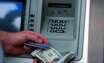 Ряд российских банков перестали принимать доллары США посредством банкоматов