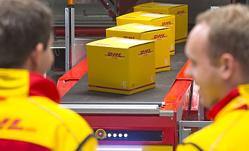 Компания DHL решила приостановить услуги доставки грузов в России